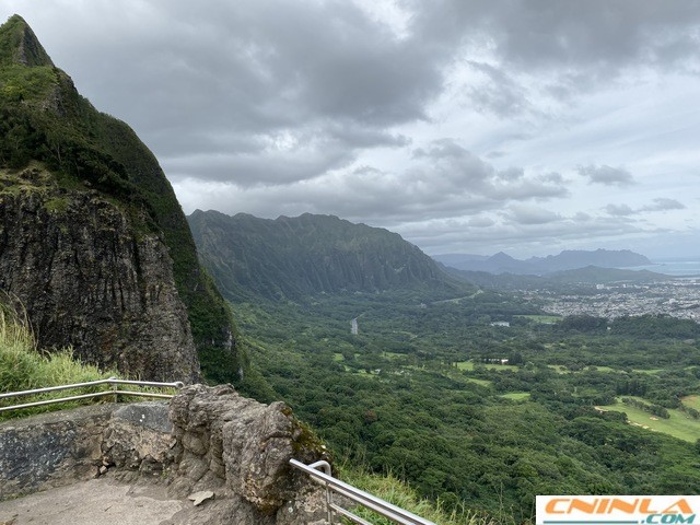 Nuuanu_Pali_Lookout_2_640x480